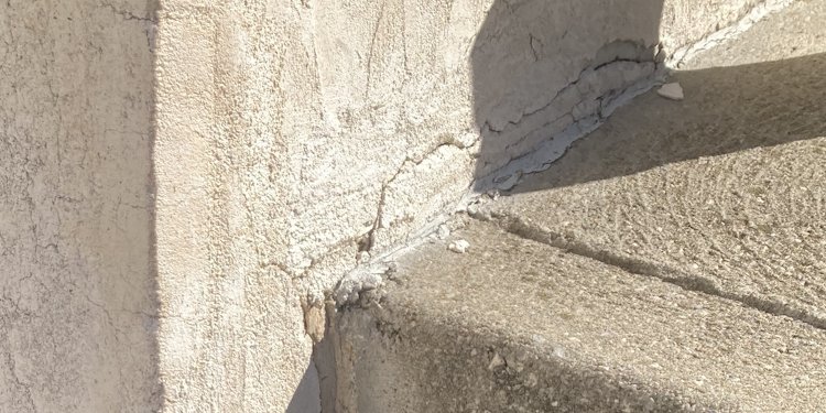 Same stucco column failing due to lack of weeps.