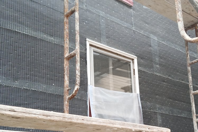 Overlapping metal lath