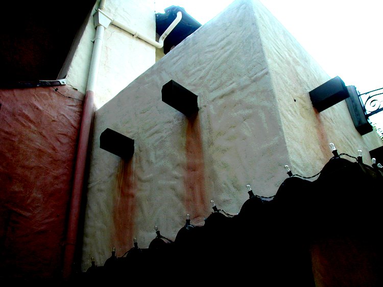 Scuppers mimic New Mexico style vigas